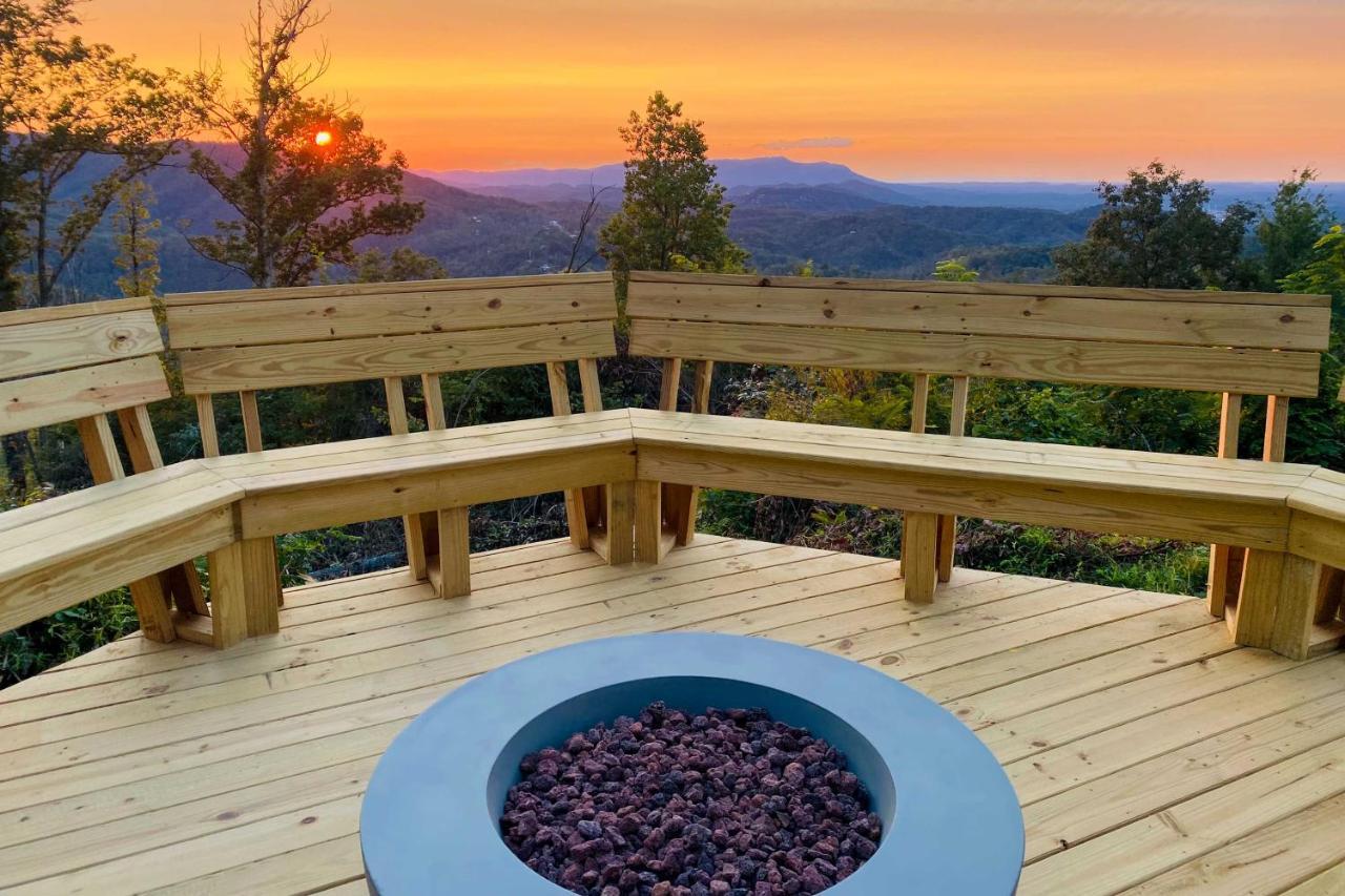 Upscale Gatlinburg Cabin Deck, Fire Pit And Hot Tub المظهر الخارجي الصورة